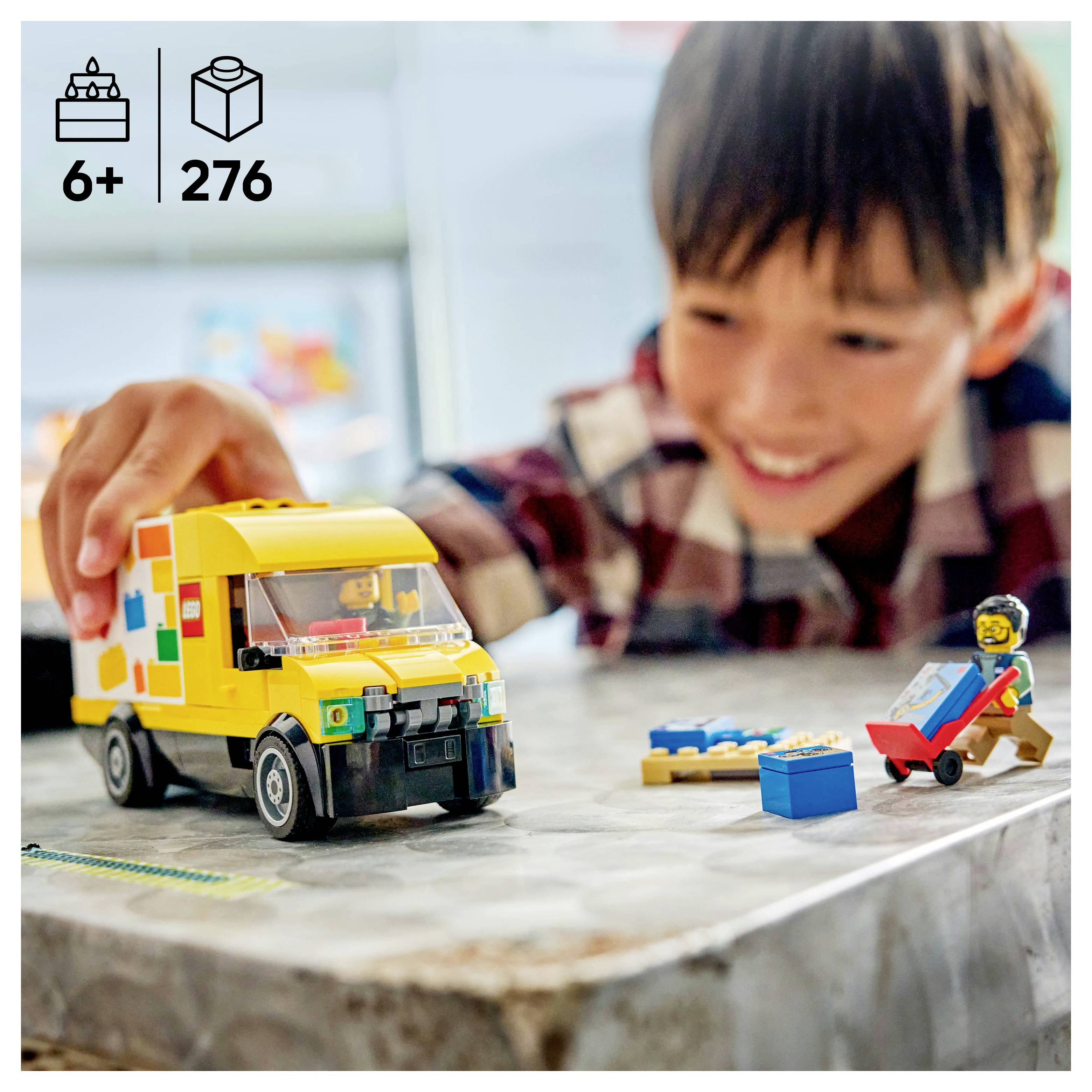 Dijete se igra žutim igračka kamionom i građevinskim kockama, smiješeći se. Set uključuje 276 komada, za djecu od 6 godina i stariju.