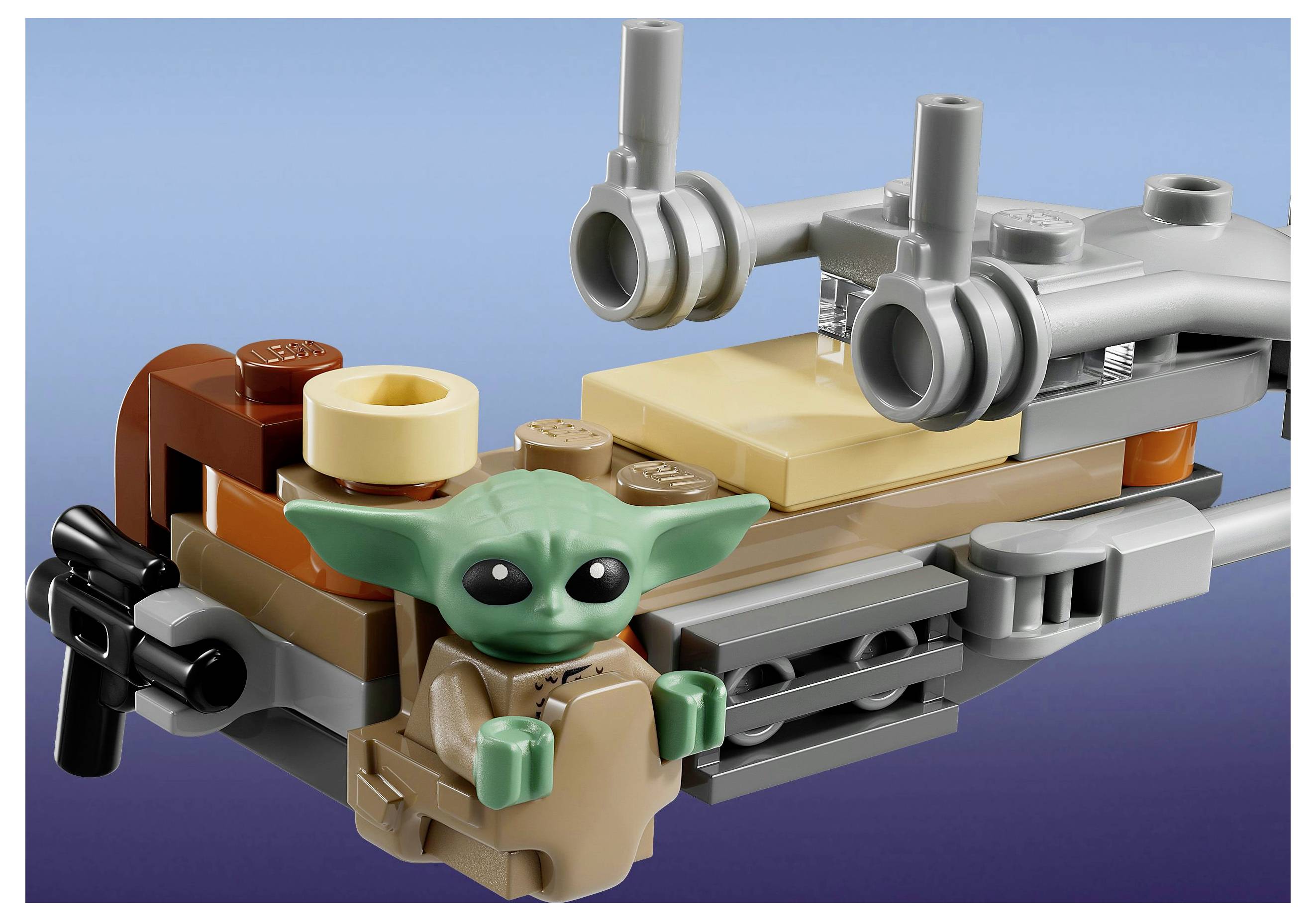 Mali LEGO model koji prikazuje zeleni lik s velikim očima u futurističkom vozilu sivo-smeđe boje na pozadini gradijentno plavog tona.