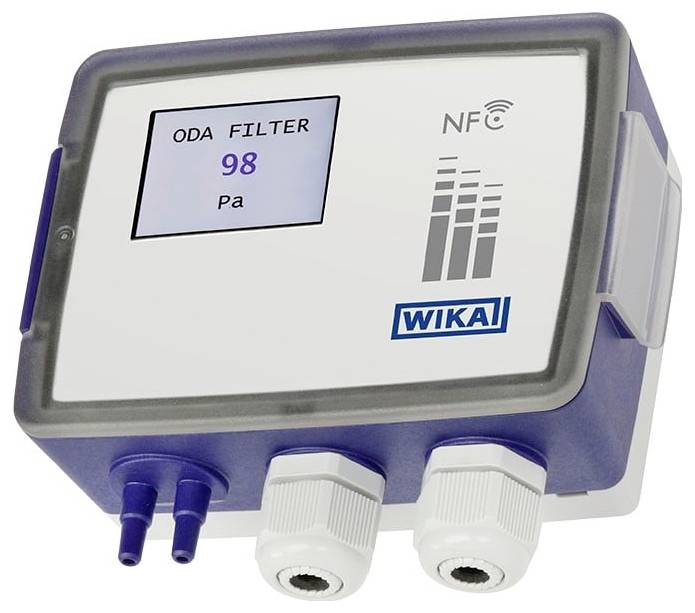 Bliska snimka WIKA tlačnog senzora koji prikazuje 'ODA FILTER 98 Pa' s NFC povezivošću. Vidljiva su dva priključka i dva konektora.