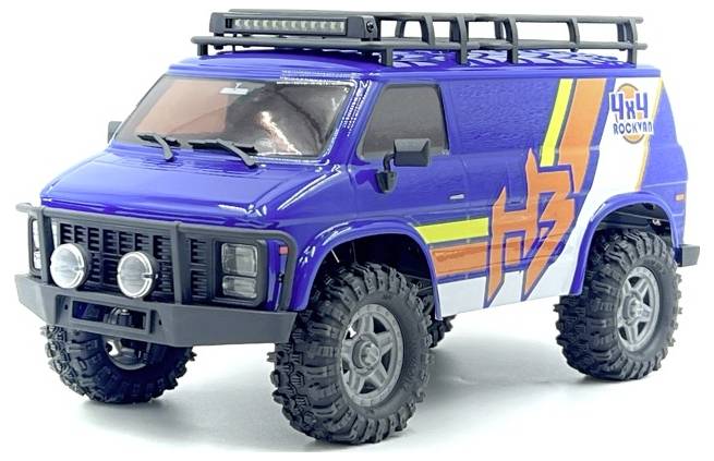 Plavi igračka kamion s velikim off-road gumama i šarenim bočnim naljepnicama. Na boku piše '4x4 Rockwell', napravljen za teški teren.