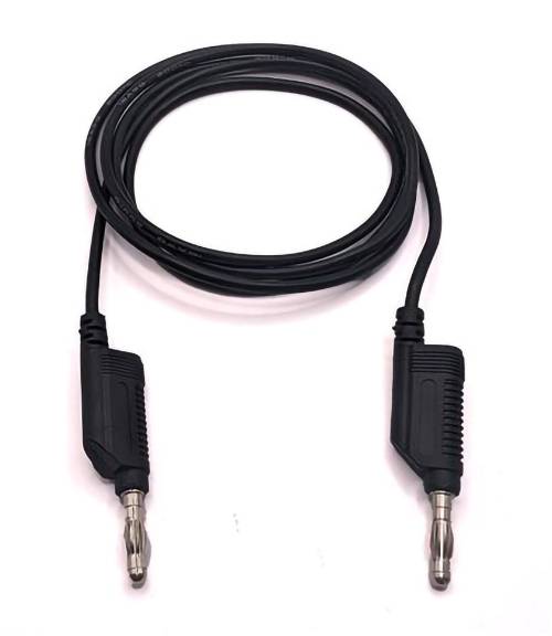Crni audio kabel s dva metalna priključka na svakom kraju, savijen u zavoje na bijeloj pozadini.