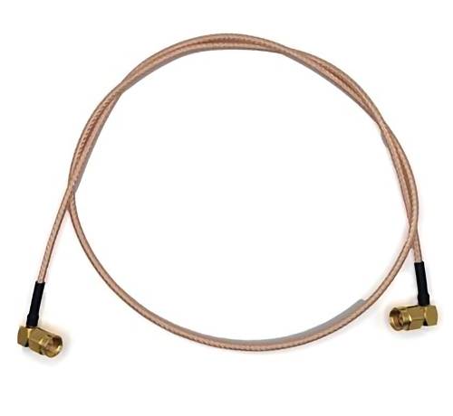 Koaksijalni kabel s SMA muški konektorima na svakom kraju namotava se u petlju. Kabel ima pleteći, bakreni izgled.