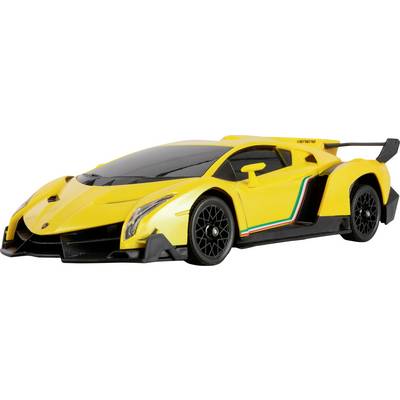Elegantan žuti sportski automobil model s crnim naglascima i zeleno-bijelo-crvenom trakom, koji odlikuje aerodinamičan dizajn i istaknuti stražnji spojler.