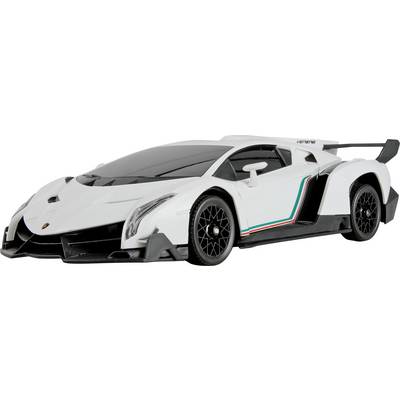 Elegantan, bijeli sportski automobil s kutnim dizajnom, crnim kotačima i stražnjim spoilerom. Ima crne naglašene elemente te prugu u crveno, bijelo i zeleno.