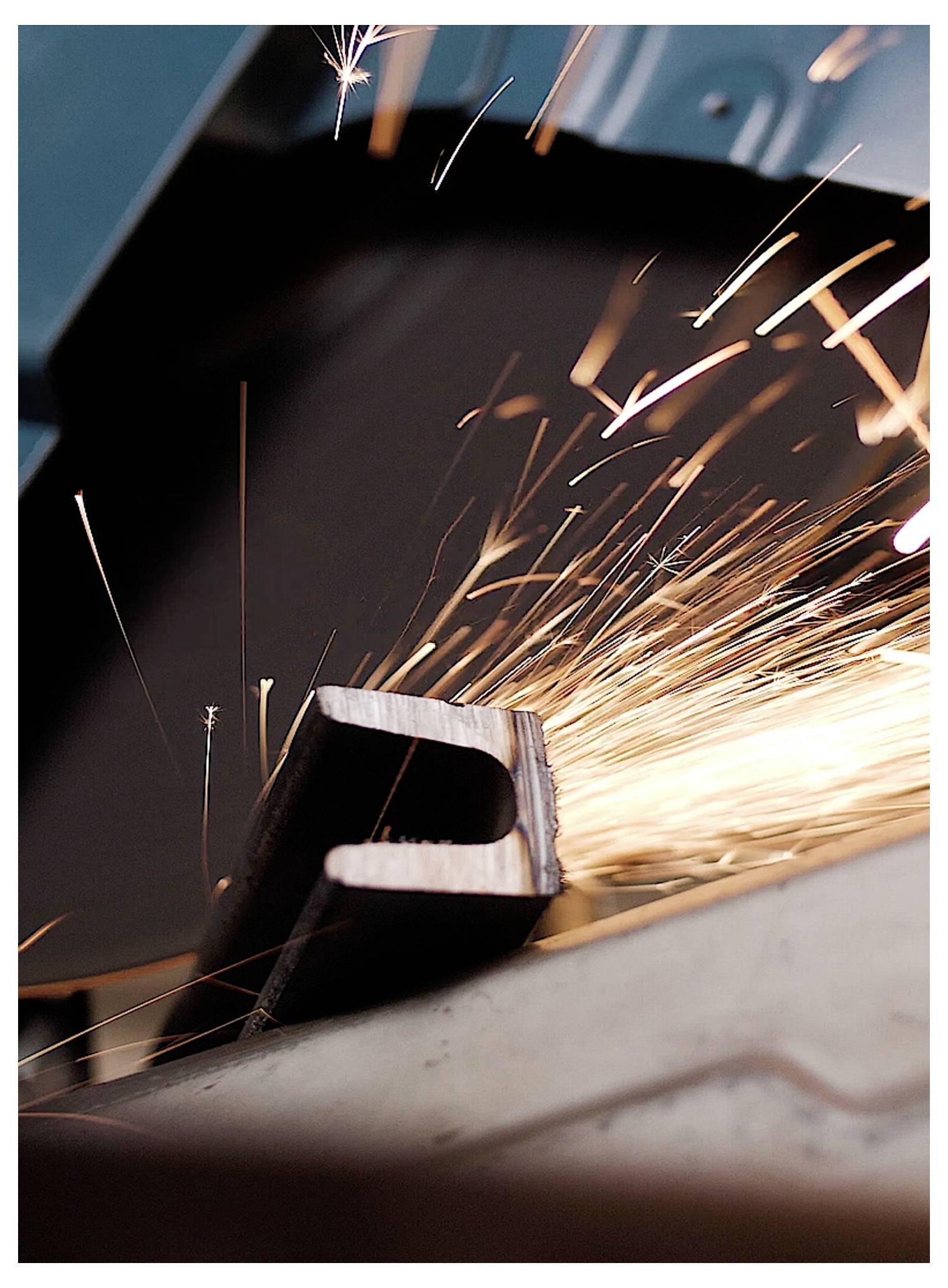 Metal koji se reže uz letenje varnica iz industrijskog alata za rezanje.