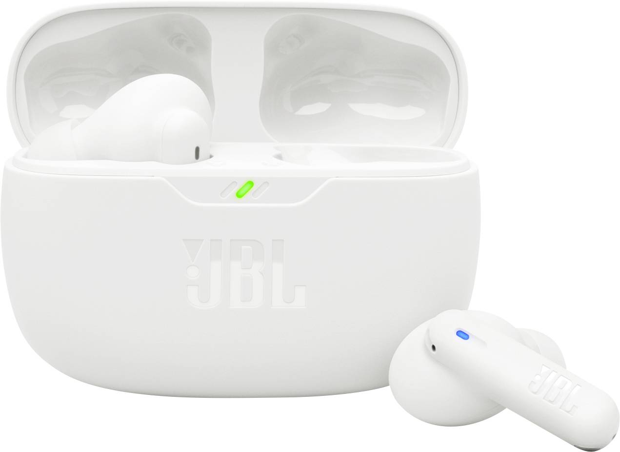 Bijeli umetci za uši s punjačem, osvjetljeni. Jedan umetak za uši leži van, pokazujući plavu indikatorsku lampicu. JBL logotip vidljiv na punjču.