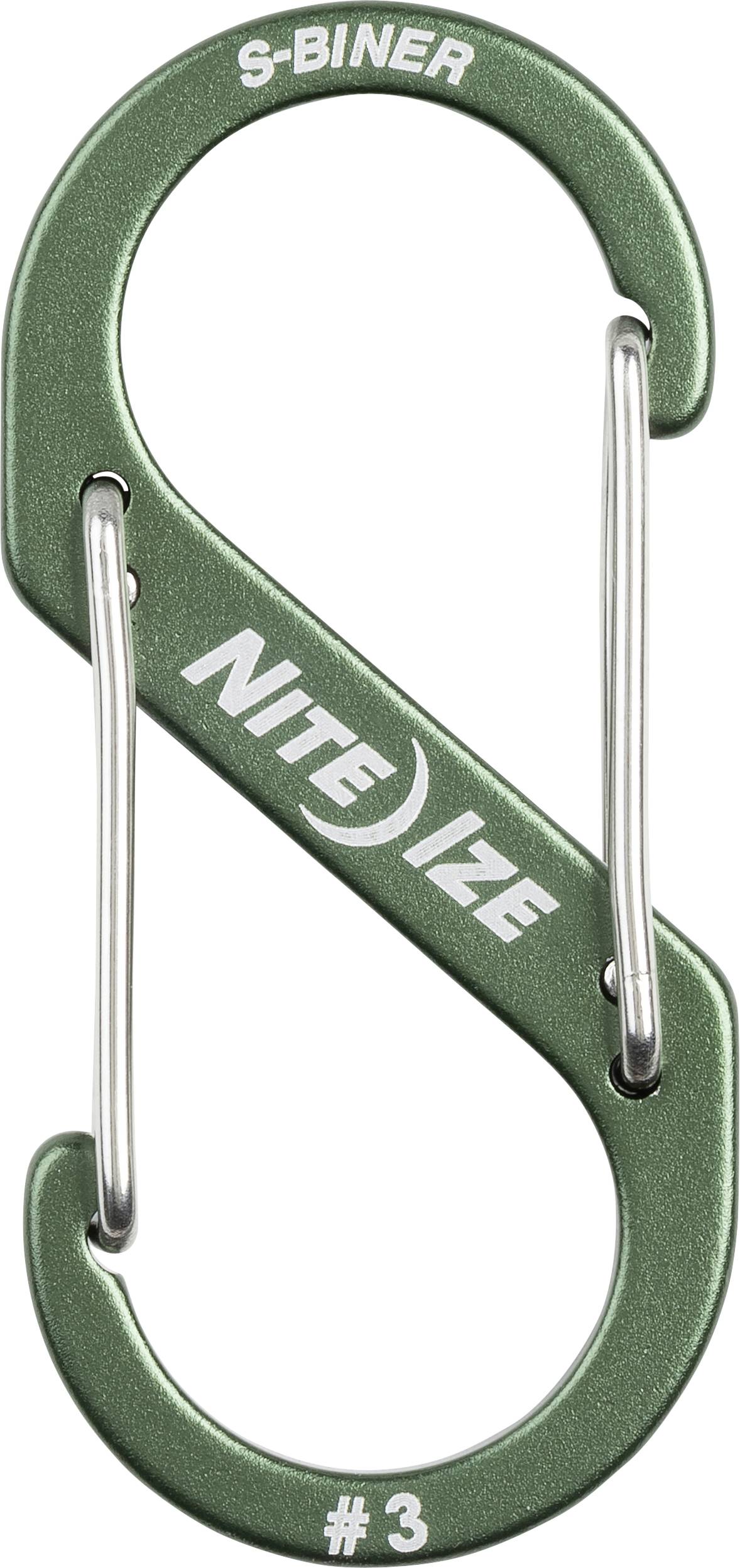 Zeleni metalni S-oblikovani karabiner oznake 'Nite Ize S-Biner #3', koji ima dva žičana ulaza za sigurno pričvršćivanje.