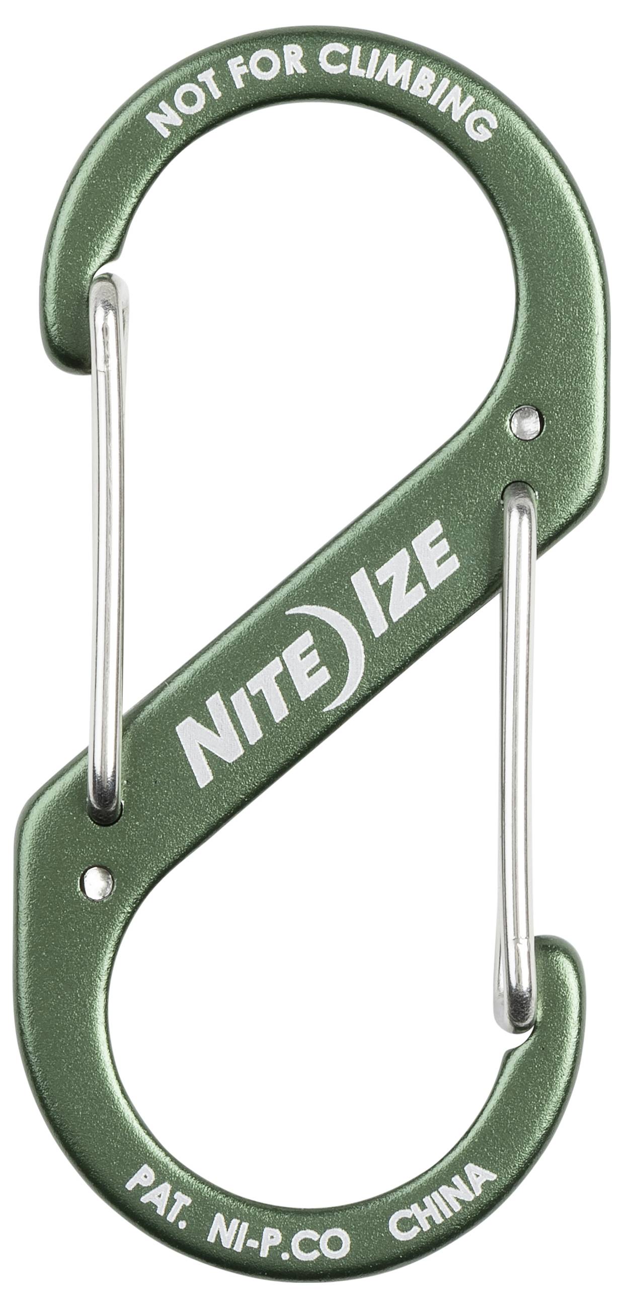 Zeleni S-oblikovani karabiner s logotipom 'Nite Ize', obilježen natpisom 'NIJE ZA PENJANJE'. Metalne kopče na oba kraja.