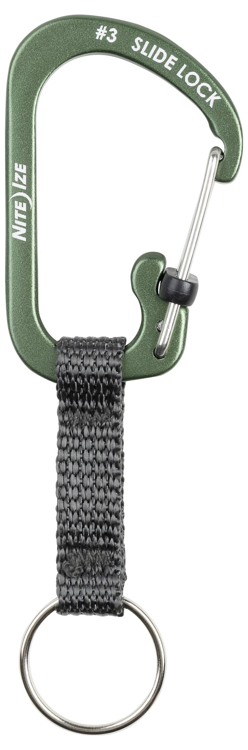 Zeleni Nite Ize SlideLock karabiner s crnom pletenom trakom i pričvršćenim ključem.