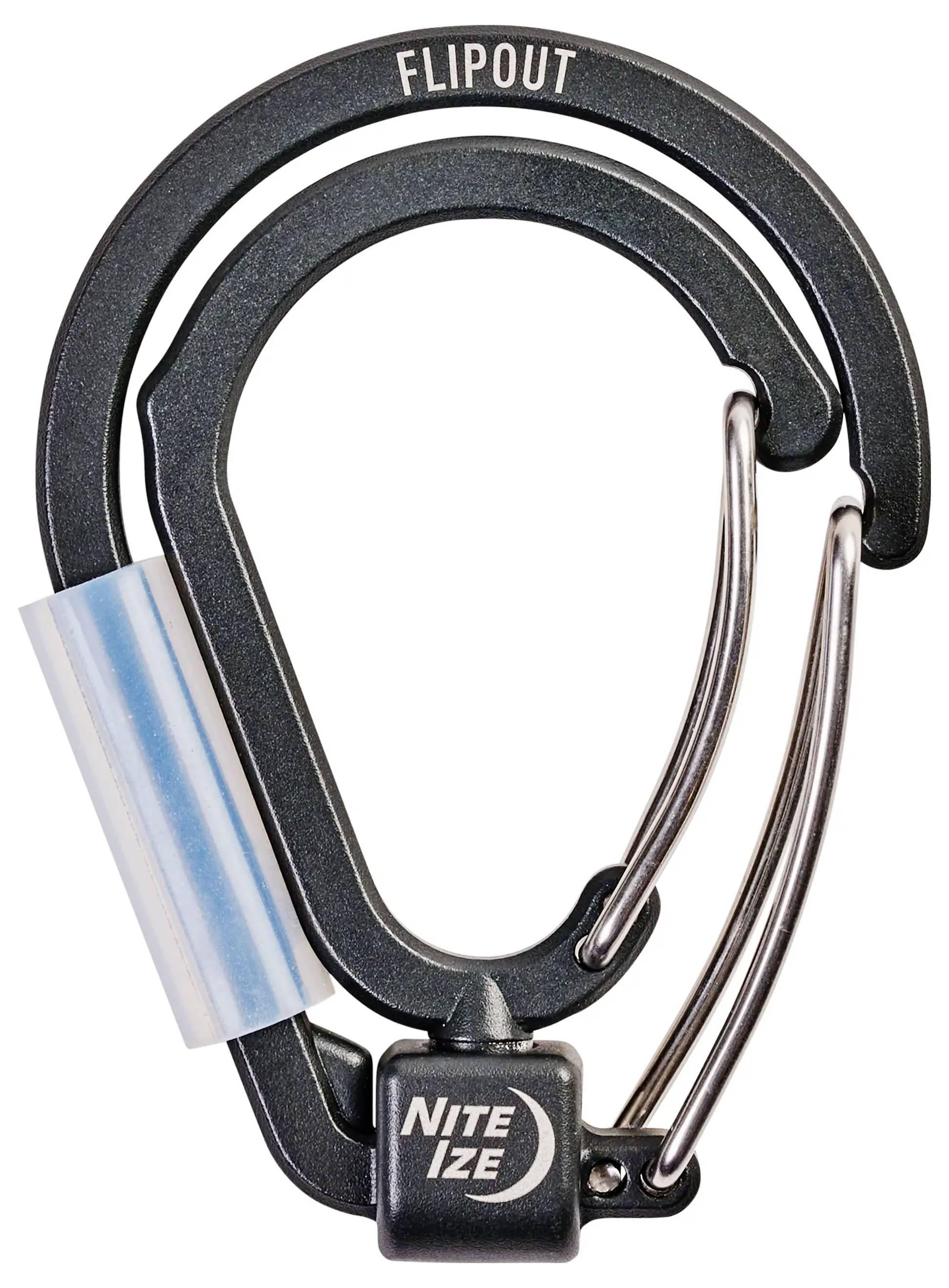 Crni Nite Ize FlipOut karabiner s dizajnom dvostrukih vrata i malenom plavom plastičnom komponentom, korišten za osiguravanje predmeta.