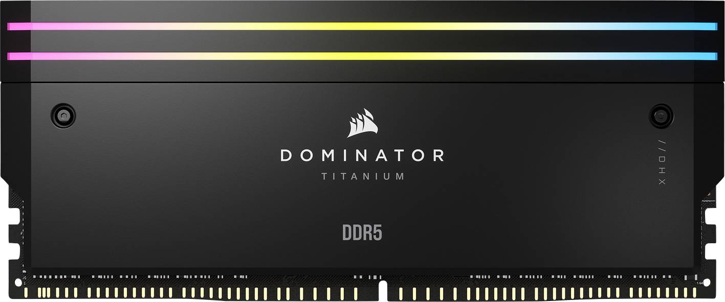 Crni RAM modul s obojenim svjetlosnim prugama označen natpisom 'Dominator Titanium DDR5', s elegantnim dizajnom namijenjen visokoučinkovitom računanju.