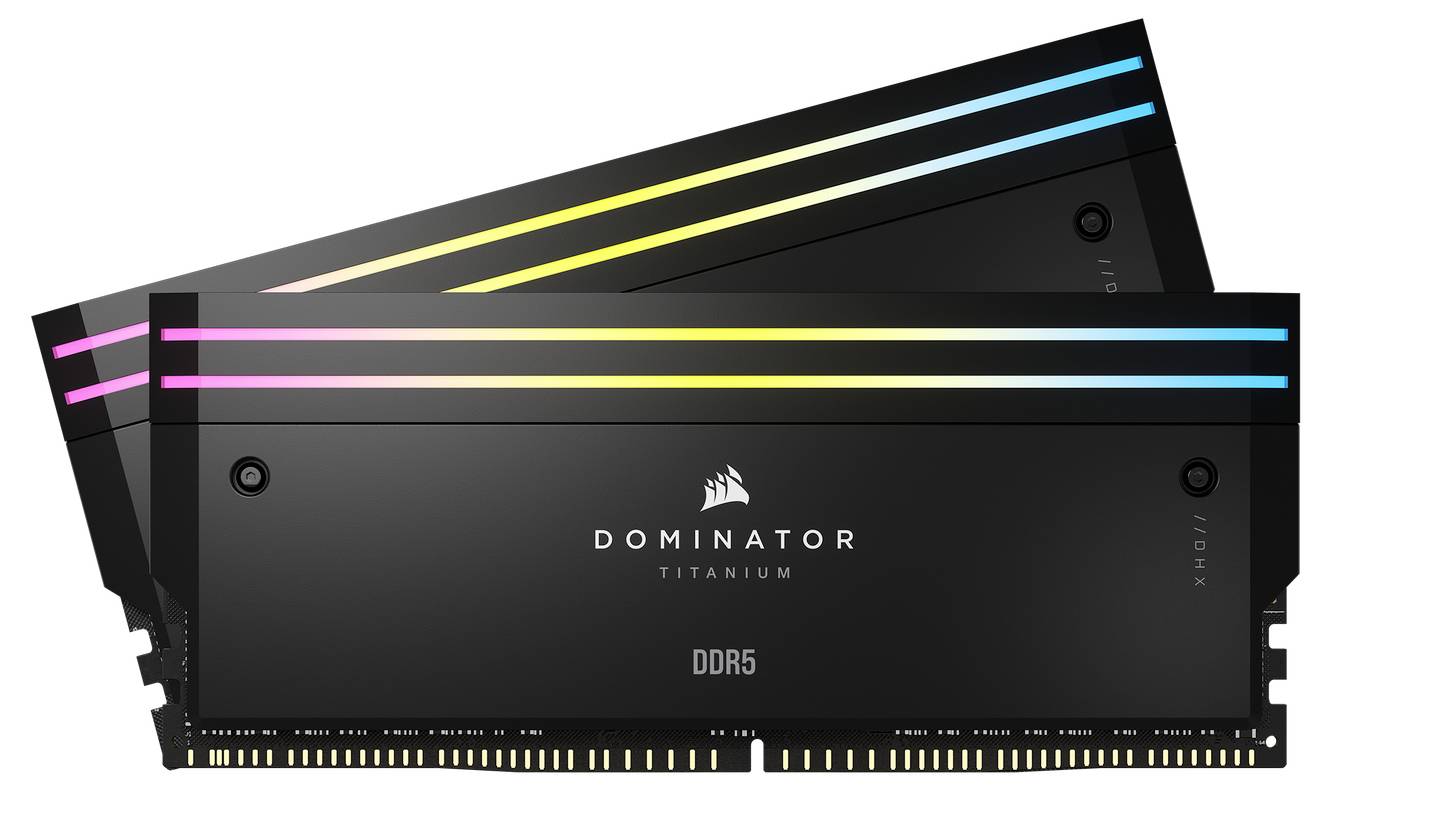 Dva crna DOMINATOR Titanium DDR5 RAM modula s RGB osvjetljenjem na gornjim rubovima.