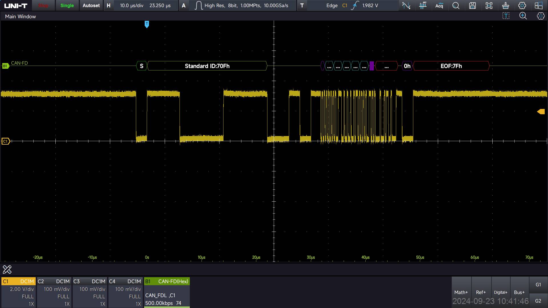 Zaslon osciloskopa koji prikazuje valnu formu CAN FD (Controller Area Network Flexible Data-rate) signala s binarnim podatkovnim impulsima.