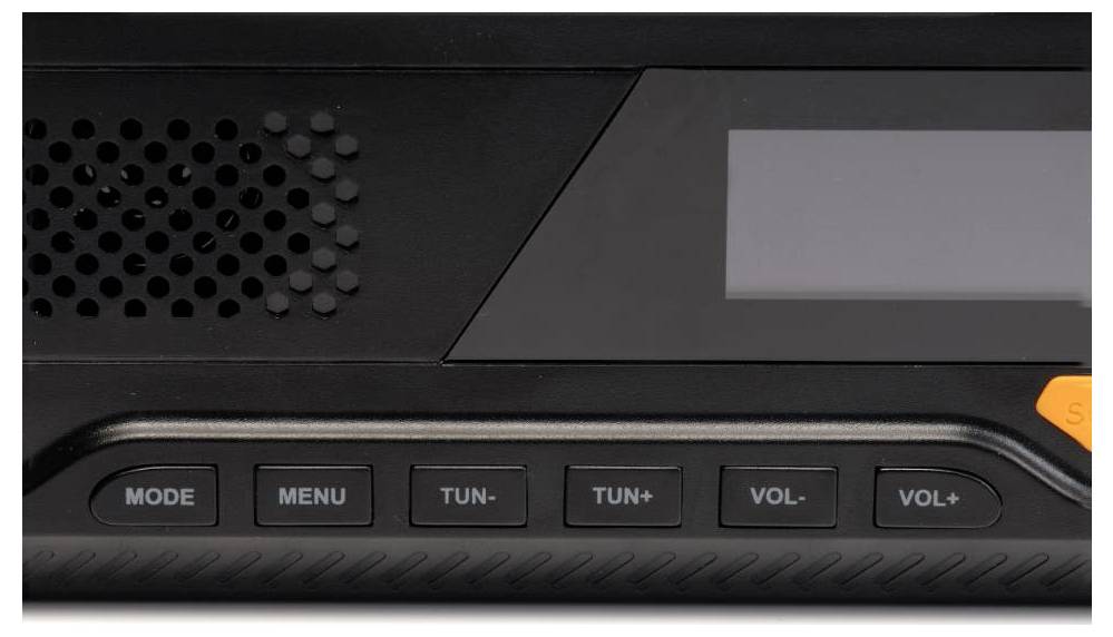 Crni audio uređaj s prednjom pločom koja ima gumbe označene 'MODE', 'MENU', 'TUN-', 'TUN+', 'VOL-' i 'VOL+'. Rešetka zvučnika nalazi se lijevo.