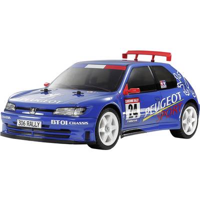 Model plavo-bijelog Peugeot rally automobila s naljepnicama, uključujući 'Peugeot Sport' i '306 Rally'. Dizajn je sportski i dinamičan.