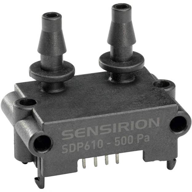 Diferencijalni senzor tlaka model SDP610 tvrtke Sensirion, ocijenjen na 500 Pa, s dvostrukim priključcima i pin konektorima.