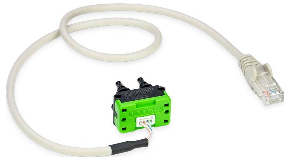 Zeleni mikroprekidač spojen s bež RJ45 kabelom, korišten u mrežnim ili elektroničkim primjenama.