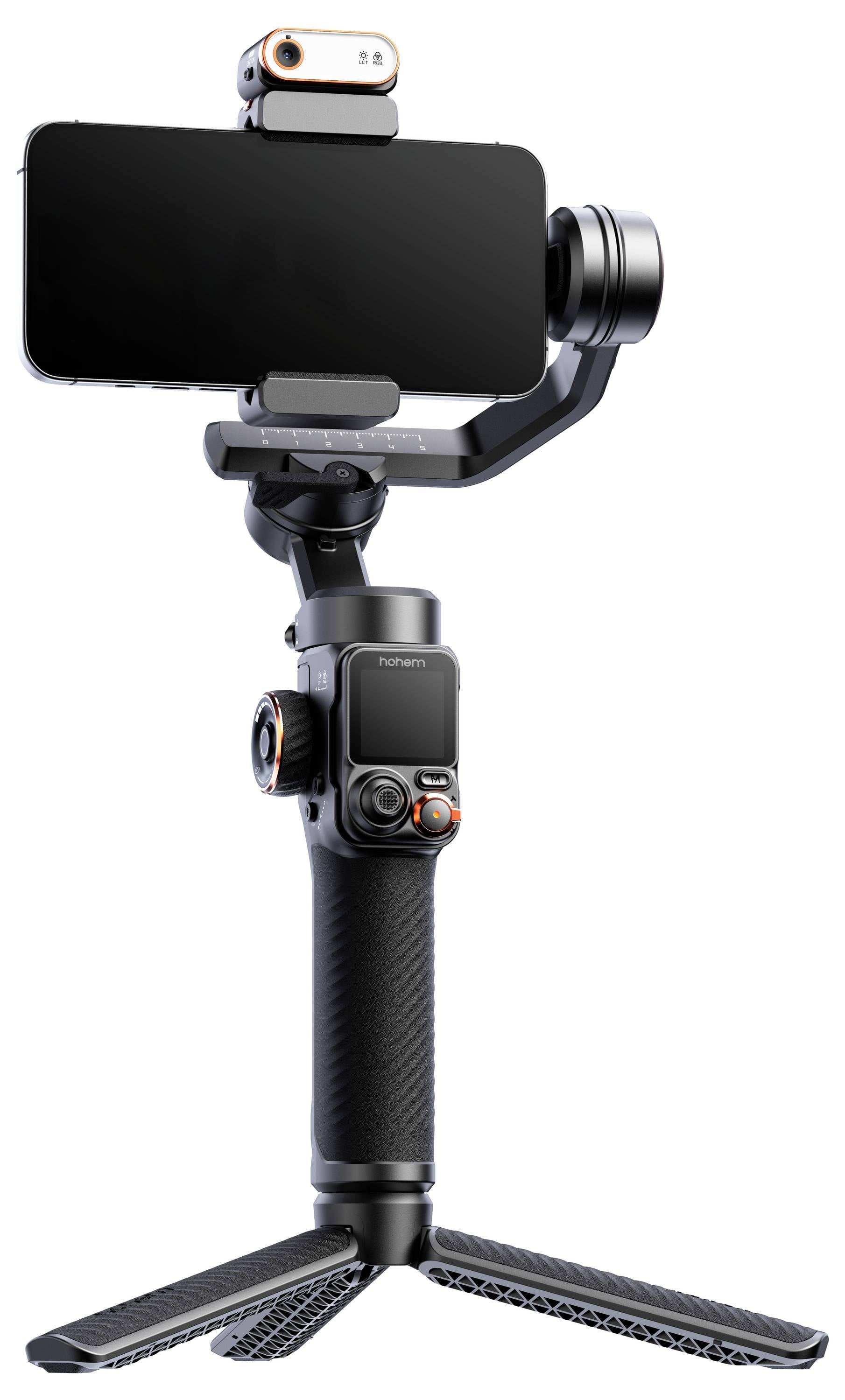 Pametni telefon postavljen na crni ručni stabilizator s priključenom svjetiljkom, postavljen na stativ. Idealan za stabilno snimanje videozapisa ili fotografiranje.