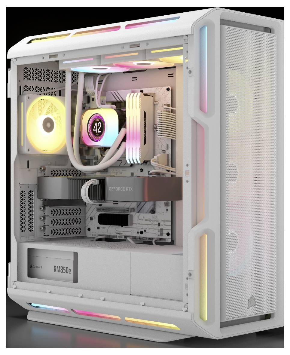 Bijeli računalni toranj s RGB osvjetljenjem, prikazujući komponente poput ventilatora za hlađenje, grafičke kartice označene kao 'GEFORCE RTX' i '42' zaslon.
