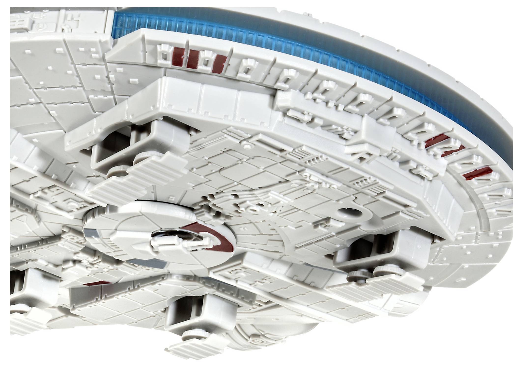 Bliski prikaz detaljnog modela svemirskog broda koji prikazuje teksturiranu oplatu, crvene i plave naglašene elemente te razne mehaničke značajke ispod plovila.