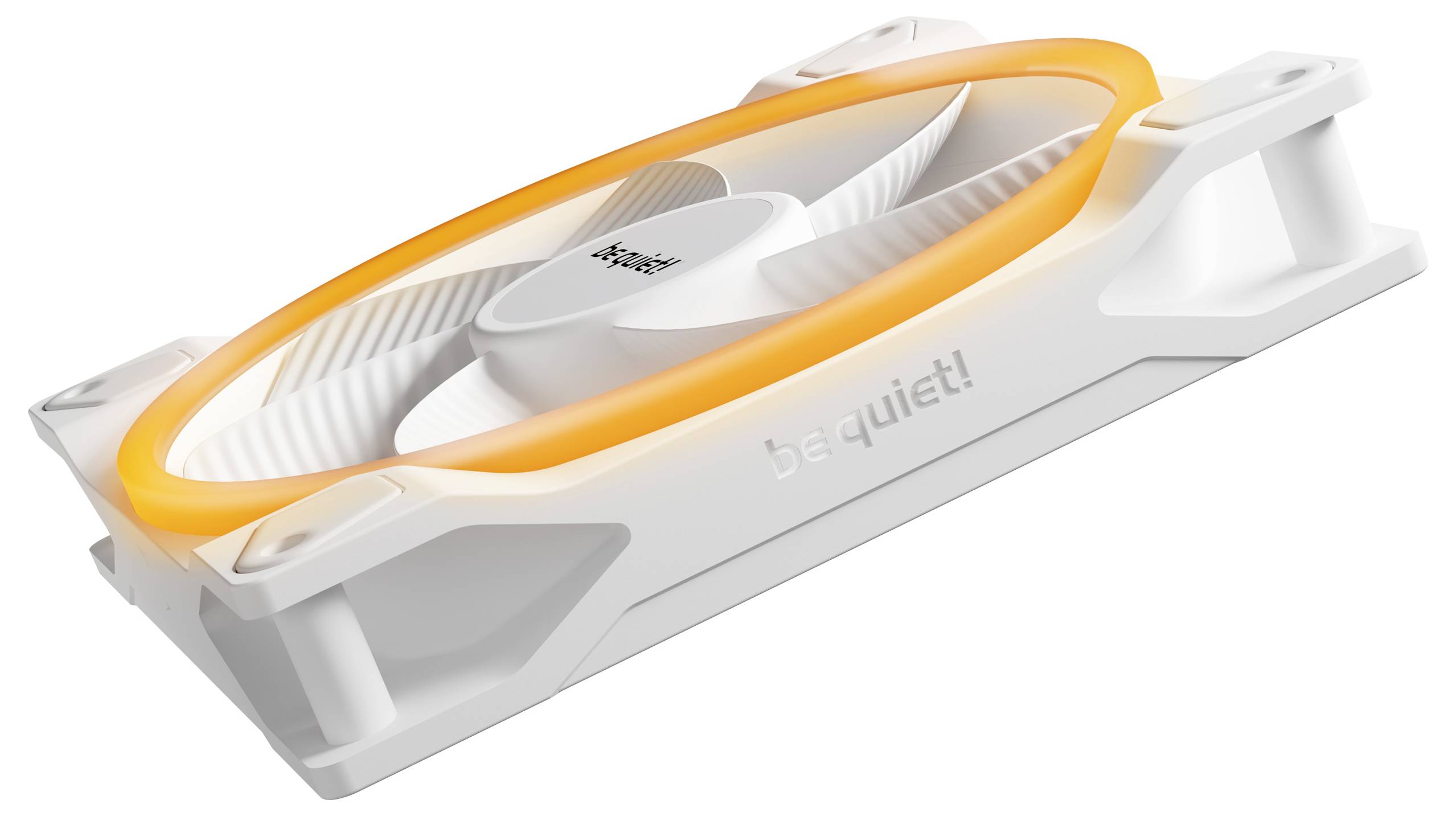 Bijeli ventilator za računalo s narančastim LED osvjetljenjem koje okružuje lopatice, na čijoj je strani logotip 'be quiet!'.