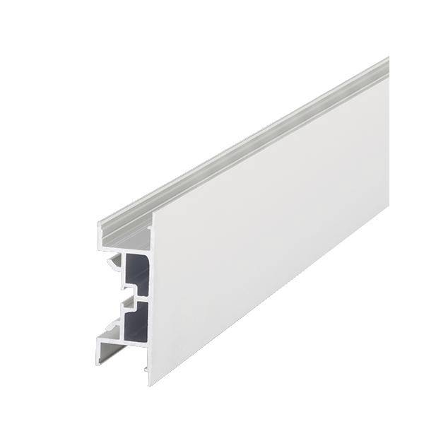 Srebrni aluminijski profil za ekstruziju s ravnom bijelom poklopcem panela, prikazan u kutu prikaza proizvoda na bijeloj pozadini.