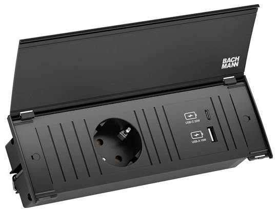 Utičnica sa USB priključcima označenim sa 'USB-C 120W' i 'USB-A 15W', postavljena u crnom kućištu sa sklapajućim poklopcem. Vidljiv naziv brenda 'Bachmann'.