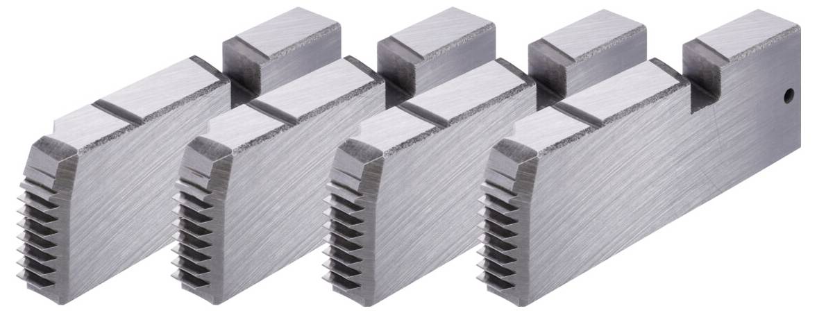 Četiri čeljusti metalnog tokarskog stroja posložene u redu, koje prikazuju nazubljene Surface za prihvat.