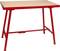 Crveni metalni radni stol sa svetlom drvenom površinom i kosim nogama, prikazan na ravnoj beloj pozadini.