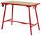 Crvena radna klupa s vrhom od laganoga drva, nogama od cjevastoga metala i malom kotačem u jednom kutu, izolirano na bijeloj pozadini.