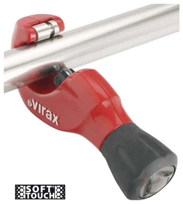 Rezač cijevi Red Virax koji drži metalnu cijev, sa vidljivom oznakom 'SOFT TOUCH'.