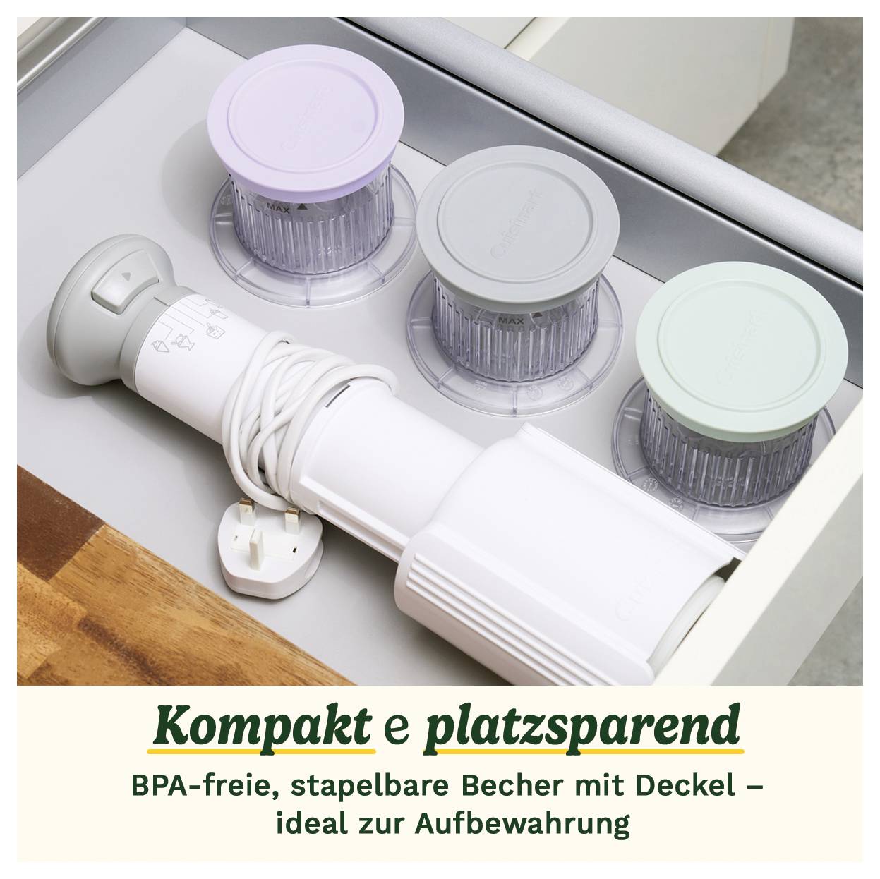 Kompaktno i prostorno učinkovito: BPA-free, slagivi čaši s poklopcem – idealni za pohranu.' prikazuje čaše i štapni mikser.