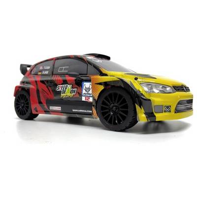 Detaljan model utrkaćkog automobila s prilagođenim žuto-crvenim dizajnom bojanja, koji uključuje logotipe sponzora i broj '12' na boku.