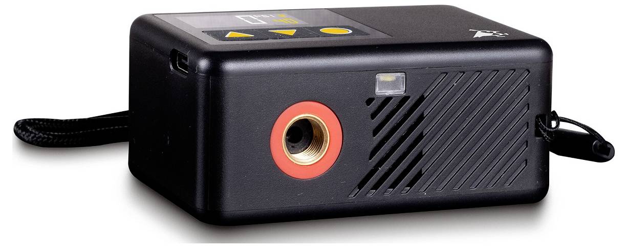 Crni elektronički uređaj s crvenim rubom oko utičnice za napajanje, kontrolnim gumbima na vrhu i trakom za ruku sa strane.