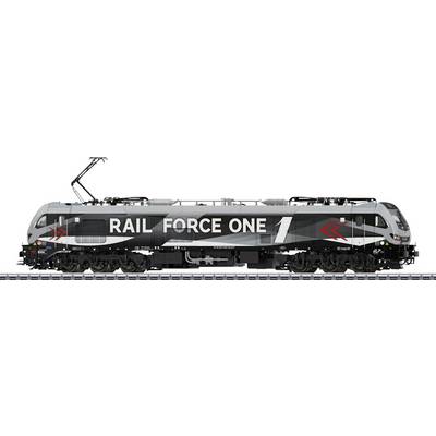 Elegantan, moderan vlak oznakljen kao 'Rail Force One' s crnom, sivom i crvenom bojom, parkiran na tračnicama, koji prikazuje naprednu željezničku tehnologiju.