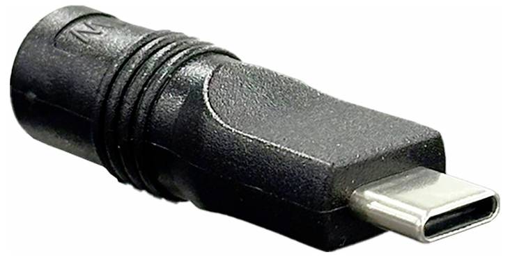 'Detaljan pogled na crni USB-C na okrugli DC adapter za napajanje, s teksturiranom ručkom blizu konektora, namijenjen punjenju uređaja.'