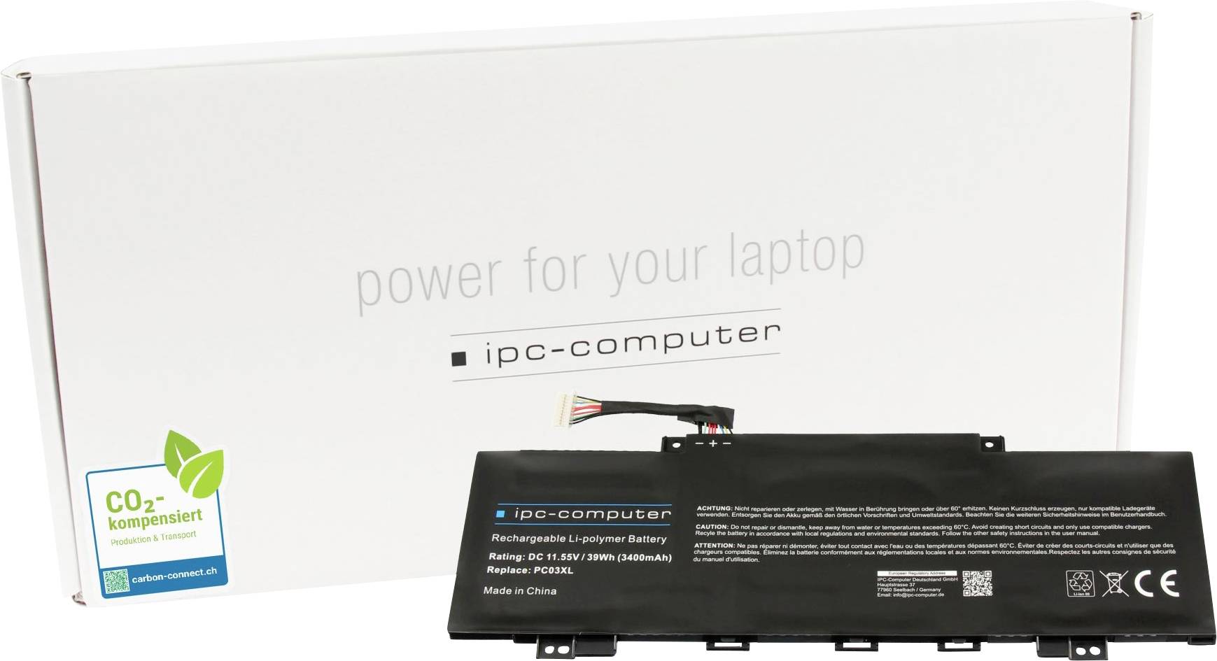 Baterija za prijenosno računalo prikazana ispred pakiranja s tekstom 'napajanje za vaše prijenosno računalo'. Pakiranje naglašava kompenzaciju CO2 i označeno je oznakom 'ipc-computer'.