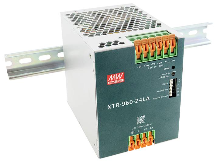 Jedinica napajanja sa zelenim i narančastim konektorima, učvršćena na metalnoj šini. Označena natpisom 'XTR-960-24LA' s vidljivim logotipom Mean Well.