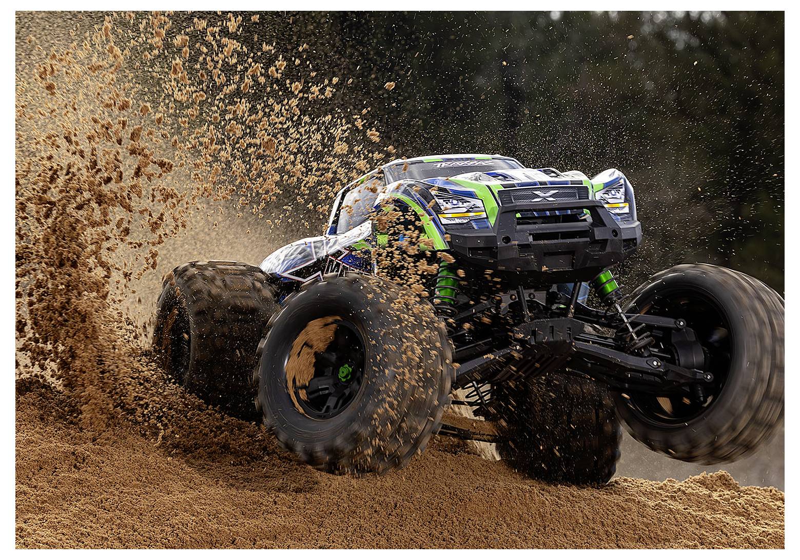 Daljinski upravljani monster truck koji diže pijesak dok utrkuje izvan ceste, prikazujući dinamično kretanje i snagu.