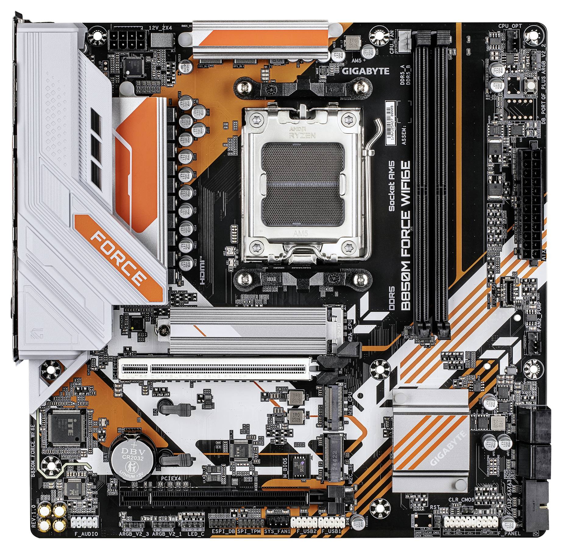 Detaljna matična ploča dizajna narančaste i crne boje, označena natpisima 'FORCE' i 'GIGABYTE'. Vidljivi komponenti uključuju utore za RAM i utičnicu za CPU.