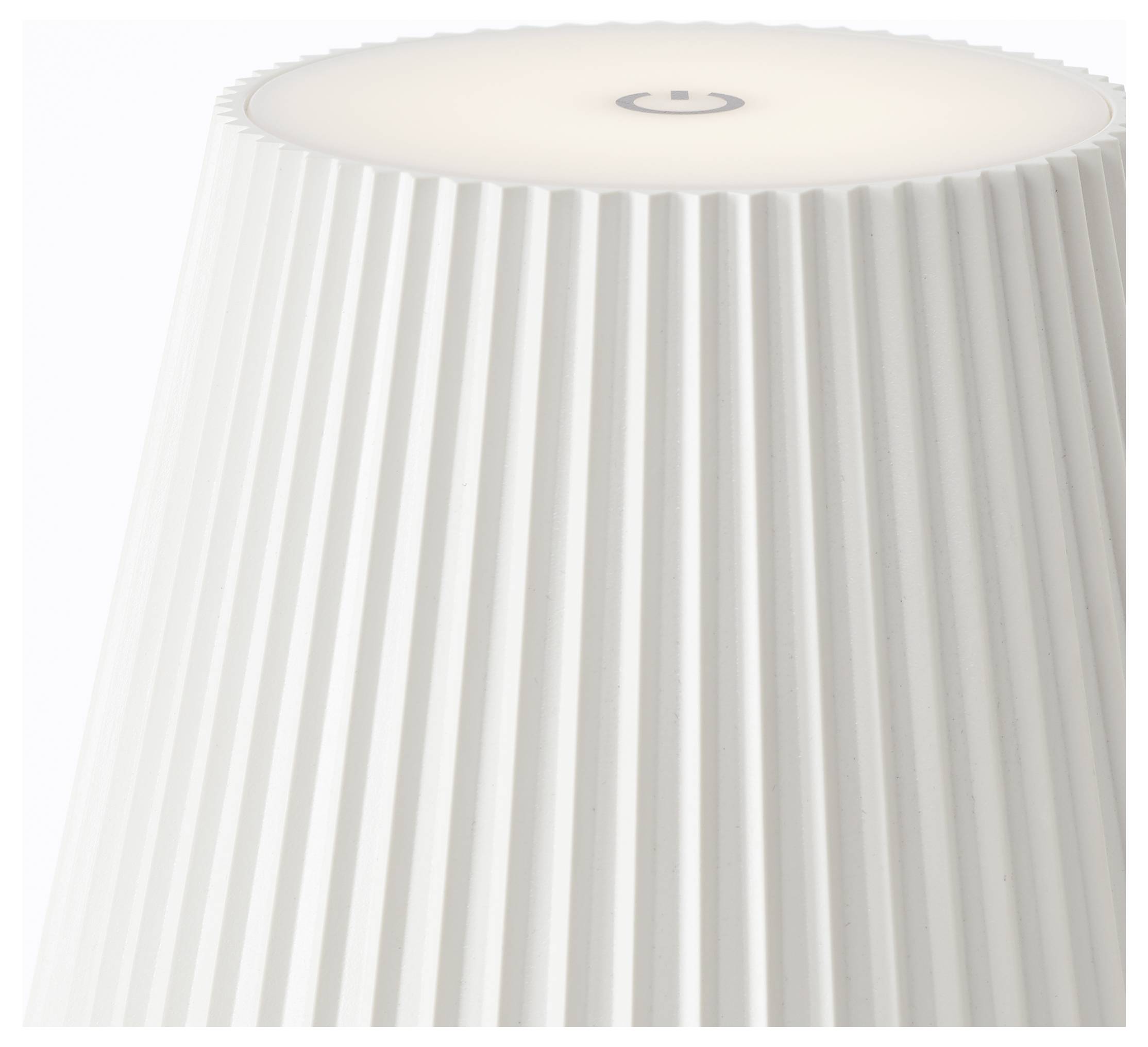 Bijeli nabrani sjenilo lampe s kružnim simbolom uključivanja/isključivanja na vrhu, snimljen protiv jednostavne pozadine.