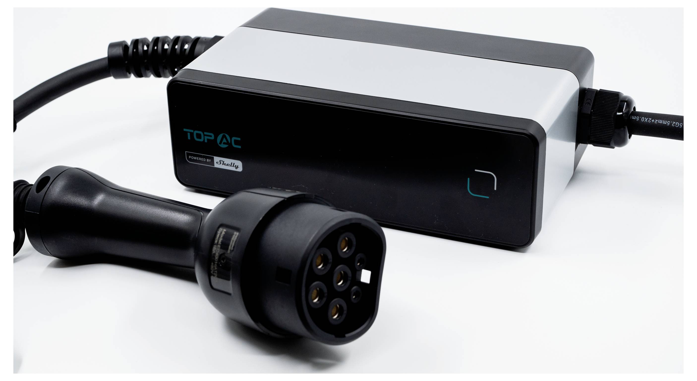 Adapter za punjenje električna vozila s crnom i srebrnom pravokutnom kućištem označen 'TOP AC', opremljen s priključkom s više pinova.
