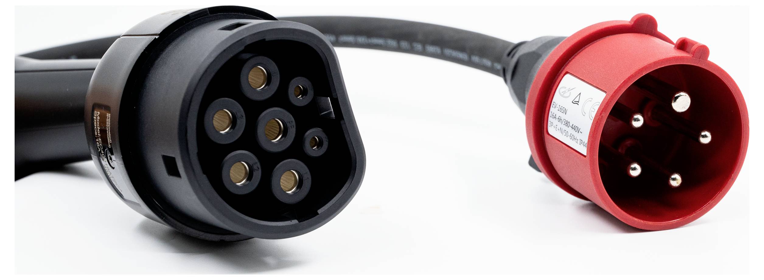 Crni utikač za punjenje elektrnog vozila i crveni industrijski utikač za struju prikazani su jedan pored drugoga na bijeloj pozadini.