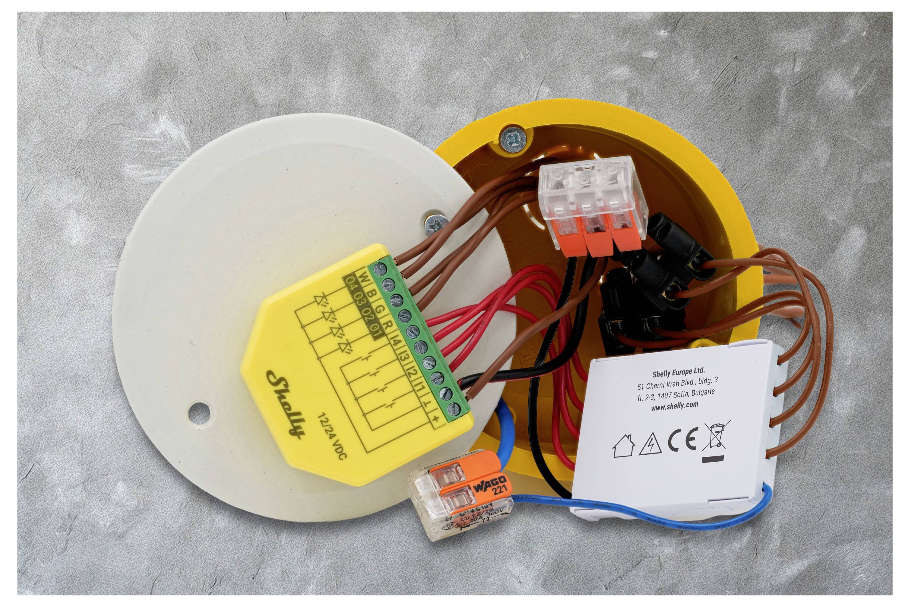 Kutija za spajanje električne instalacije na stropu s vidljivim električnim vezama i žicama. Oznake označavaju specifikacije kabliranja i sigurnosne certifikate.