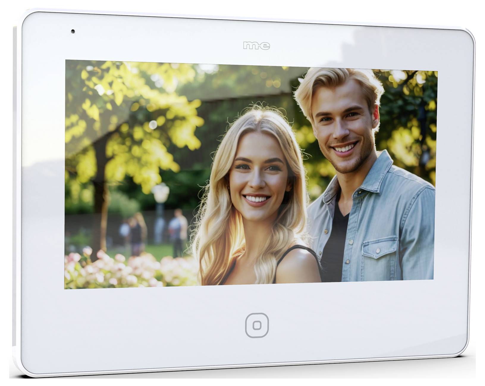 Muškarac i žena smiješe se u sunčanom parku, okruženi stablima i cvijećem, što ukazuje na ugodno, vanjsko okruženje.