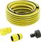 Namotana žuta vrtna crijeva sa crnim prugama prikazana je zajedno sa dva priključka za crijeva i adapterom.