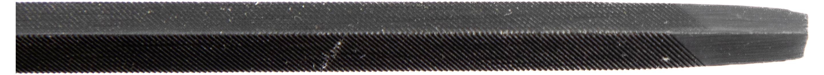 Detaljni prikaz crne, hrapave površine s finim žljebovima koji se protežu vodoravno.