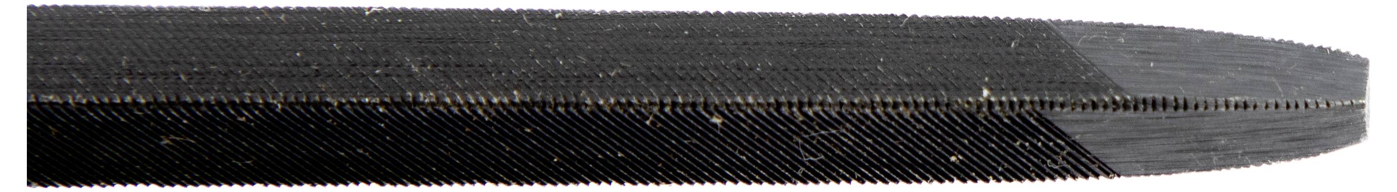 Detaljan prikaz crnog, teksturiranog predmeta s glatkom, zakrivljenom rubom, vjerojatno alata ili instrumenta, na običnoj pozadini.