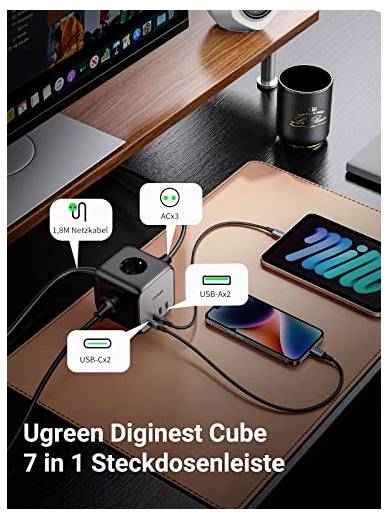 Radni stol sa strujnom razdelnicom s kockom 'Ugreen Diginest Cube 7 in 1' pokazuje kako su različiti uređaji priključeni.
