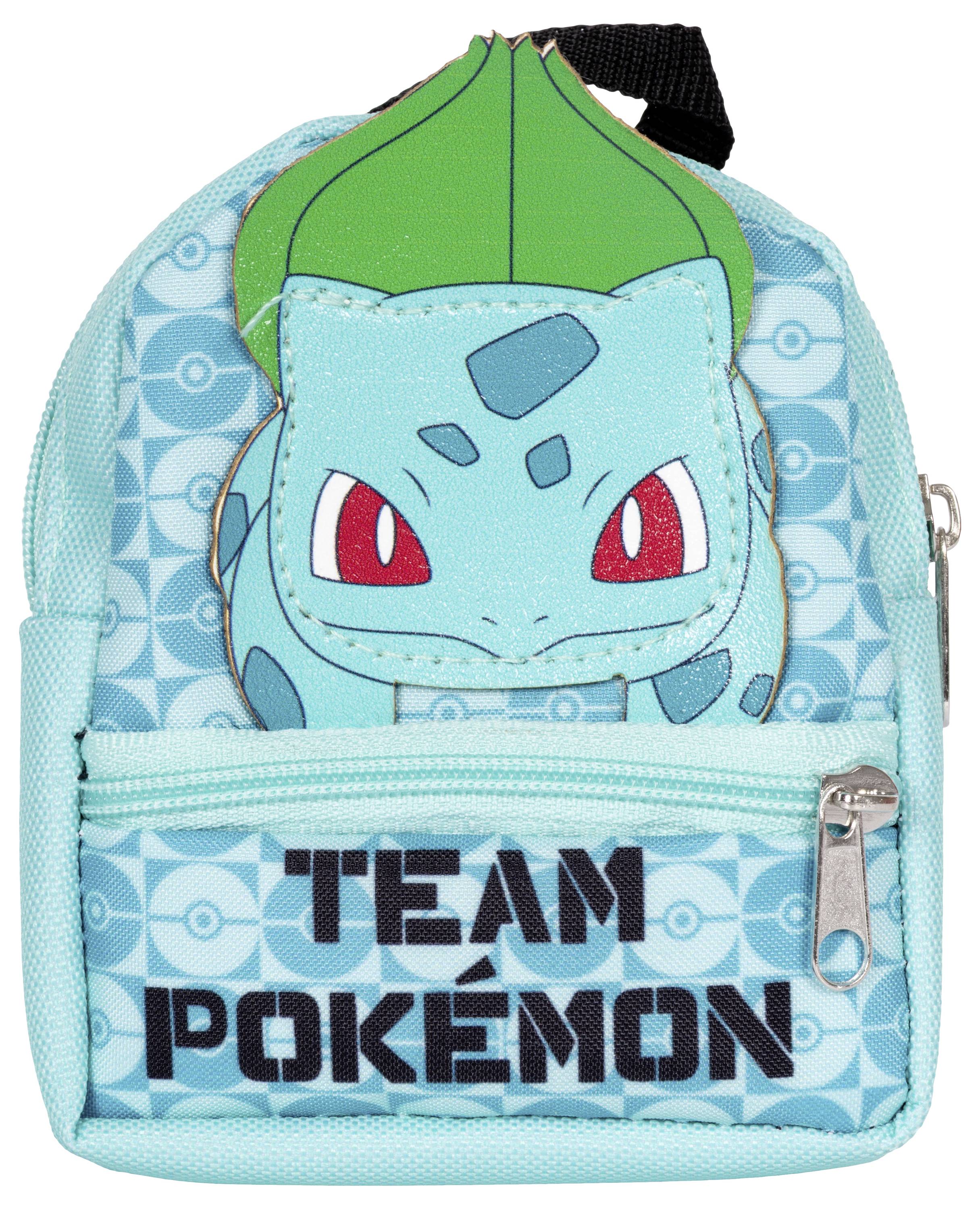 Mali plavi ruksak s crtanom postavom koja ima zeleni list na glavi i crvene oči. Ispod je tekst 'Team Pokémon'.